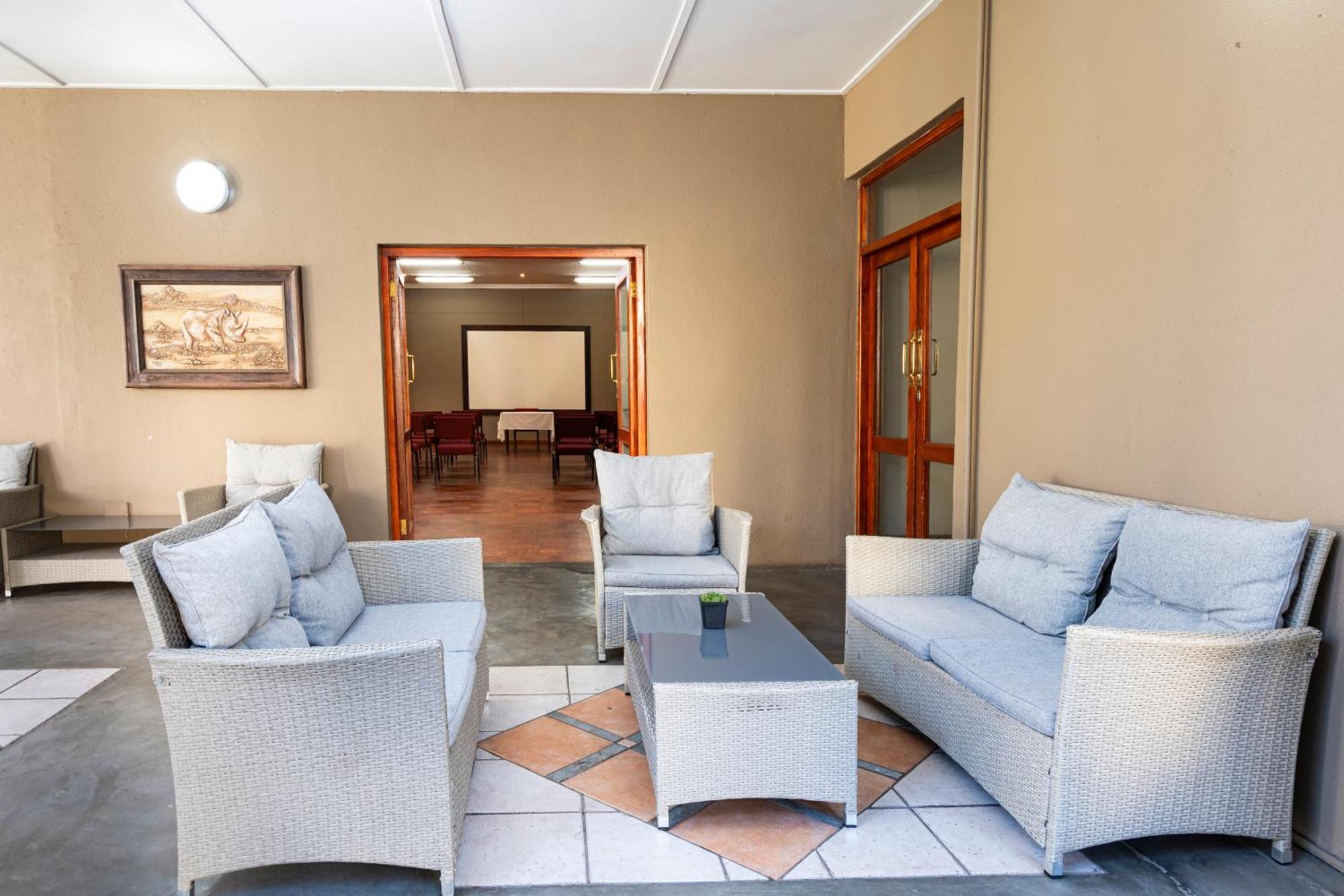 Queen'S Hotel By Bon Hotels Oudtshoorn Exterior foto