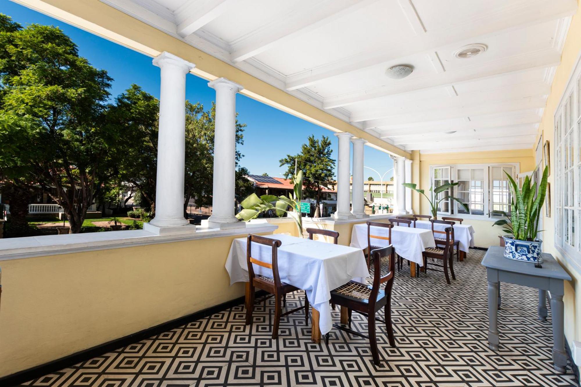 Queen'S Hotel By Bon Hotels Oudtshoorn Exterior foto