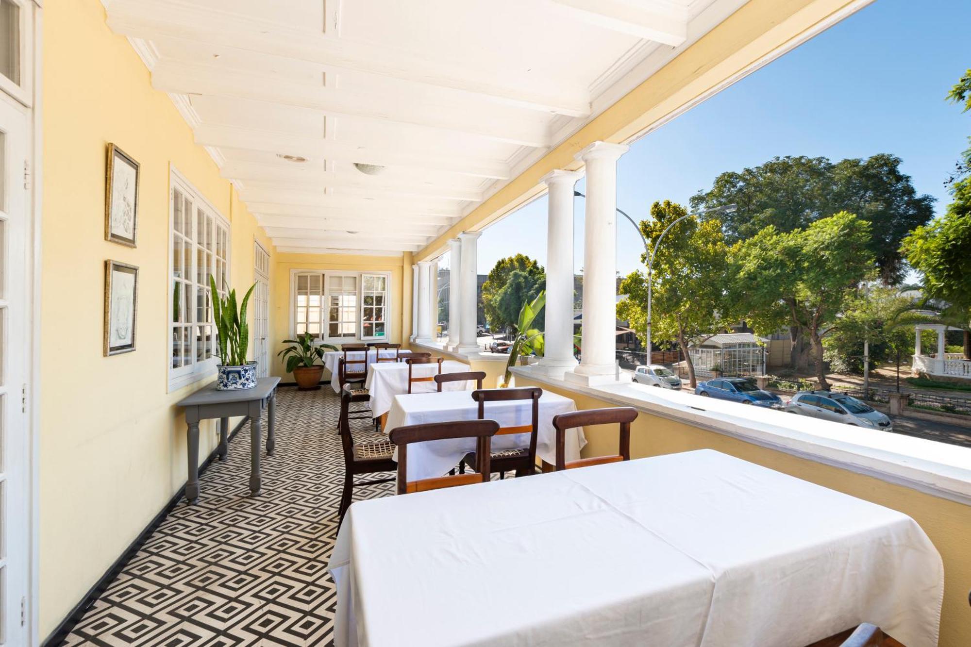 Queen'S Hotel By Bon Hotels Oudtshoorn Exterior foto