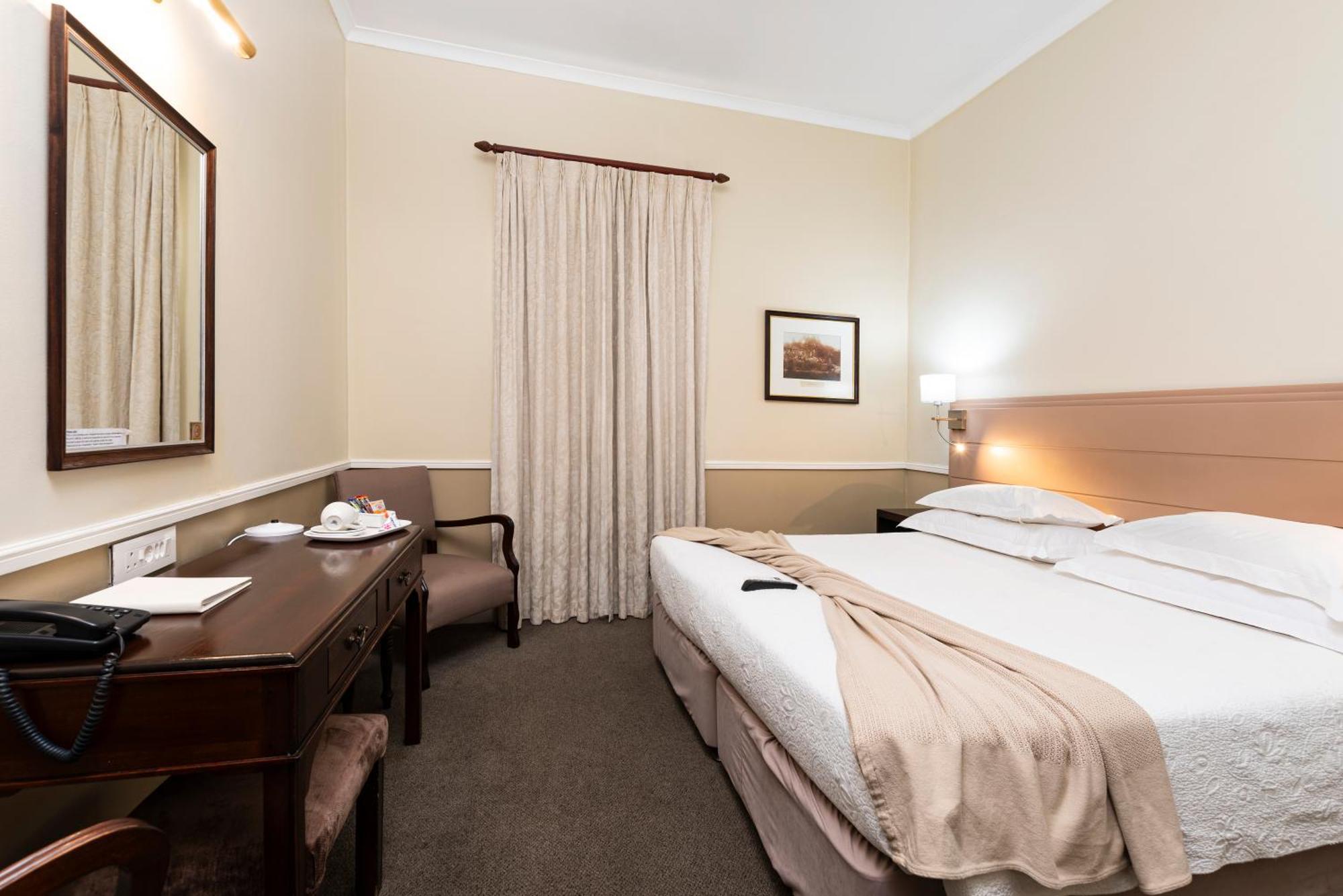 Queen'S Hotel By Bon Hotels Oudtshoorn Exterior foto