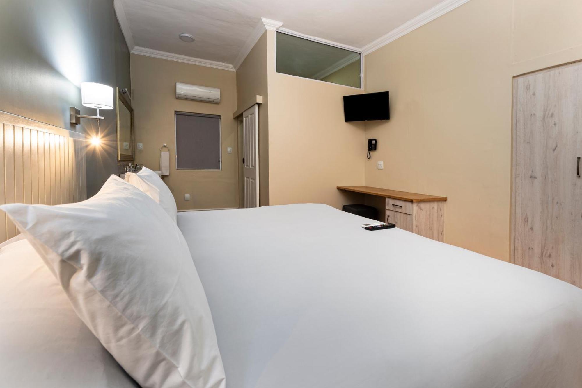 Queen'S Hotel By Bon Hotels Oudtshoorn Exterior foto
