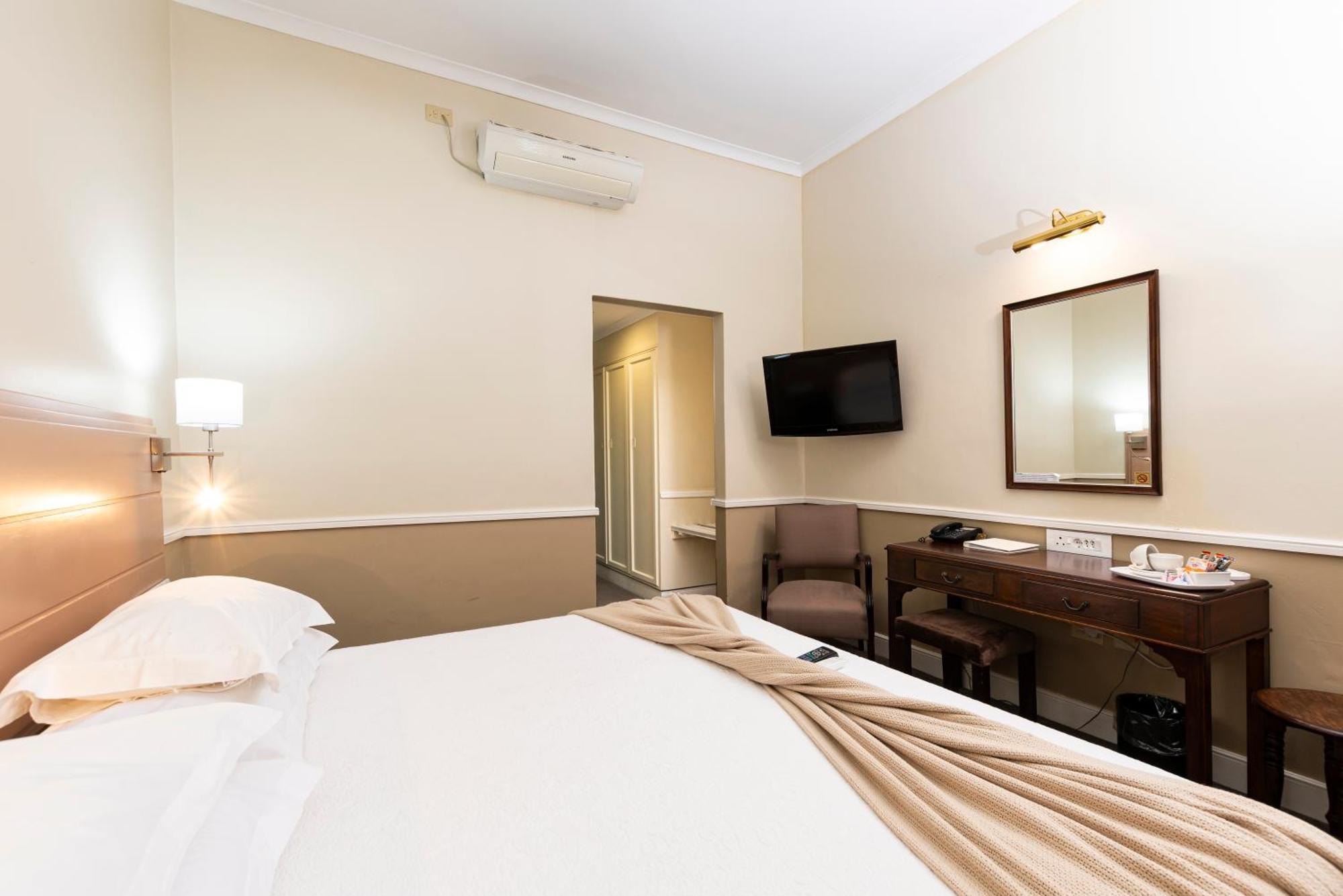 Queen'S Hotel By Bon Hotels Oudtshoorn Exterior foto